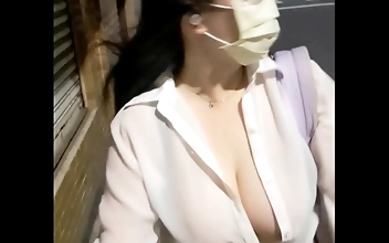 巨乳熟女が社会福祉実習のために公衆の面前で露出する：必見JAVビデオ！